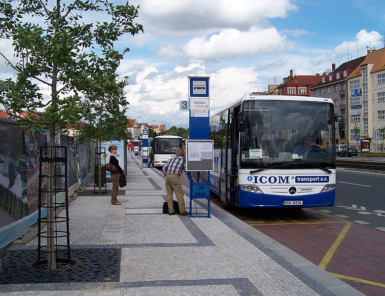 File:Hradčanská, stání 3, autobus ČSAD Slaný - ICOM transport.jpg