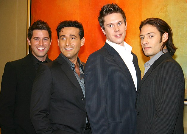 Il Divo խումբը Հոնկոնգում (2005). Կառլոս Մարին - ձախից երկրորդը