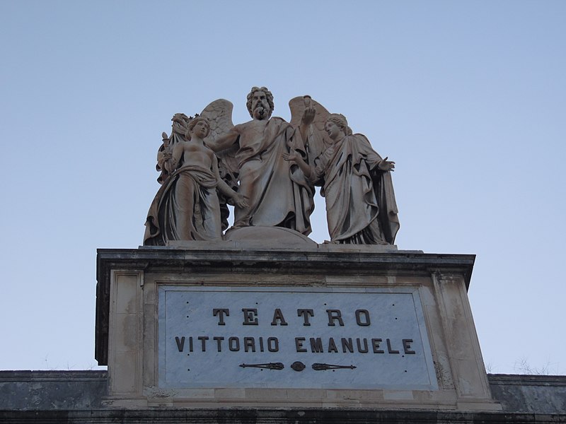 File:Il frontone e la scultura.jpg