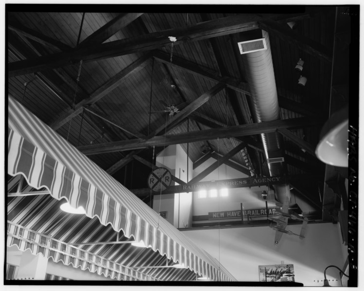 File:Interior, freight house roof trusses, looking northeast - Old Saybrook Railroad Station, Depot, 455 Boston Post Road, Old Saybrook, Middlesex County, CT HABS CONN,4-SAYBO,12A-8.tif
