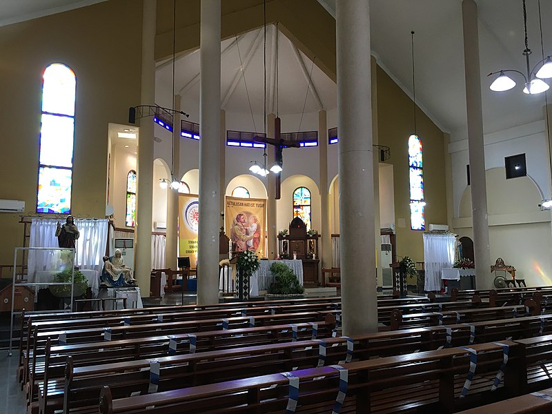 File:Interior Gereja Katolik St. Servatius Kampung Sawah Bekasi.jpg