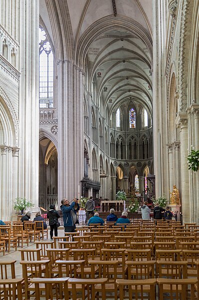 File:Interior of the Cathédrale Notre-Dame de Bayeux.jpg