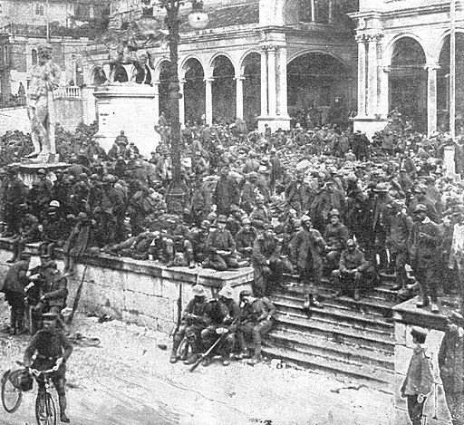 Italijanski vojni ujetniki na glavnem trgu v Udinah