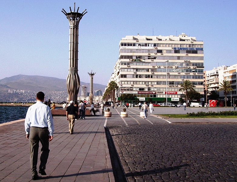 File:Izmir-kordonboyu - panoramio - HALUK COMERTEL (16).jpg