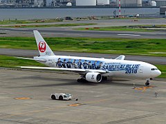 JAL JA8979 Boeing 777-289 Samurai Blue Jet 2018 No.1 (Starboard) at Haneda.jpg