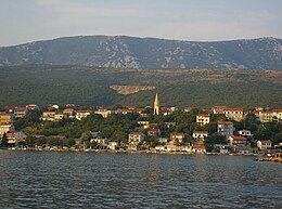 Jadranovo gezien vanaf het eiland Krk