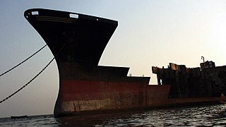 解体されつつある船体。ただの金属に戻ってゆく過程がよく分かるこの画像は、船首部分を横から見たところ。チッタゴンにて2008年撮影。