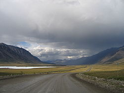 Dalton Highway, Continental Dividen pohjoispuolella Brooks Rangessa, Alaskassa.