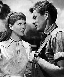 Dean junto a Julie Harris en una imagen promocional de la película East of Eden, 1954.