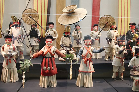 Museum-reconstruction figurines (conducting religious ceremony; note shide)