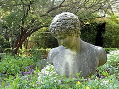 Busto en el jardín.