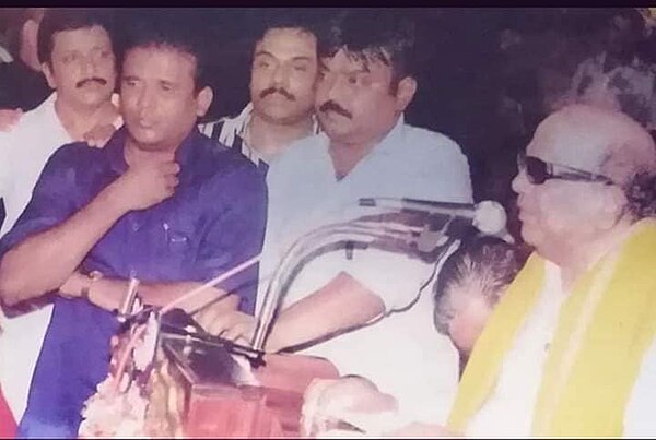 Vijayakanth seen with M. Karunanidhi