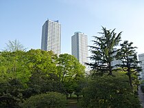 神奈川会館跡地付近から公園内を望む、奥に見えるツインタワーはザ・ヨコハマタワーズ