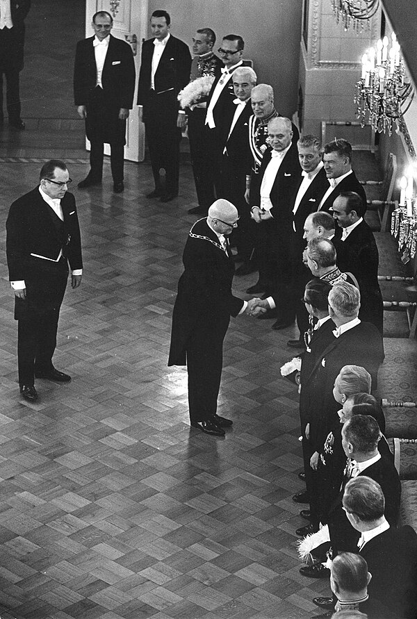 Inauguration ceremony for the Urho Kekkonen precidency in 1968. Here the President meets the representants of diplomats. Behind him, the minister Ahti