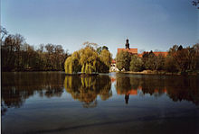 Blick über den Klosterteich zum Kloster Marienrode