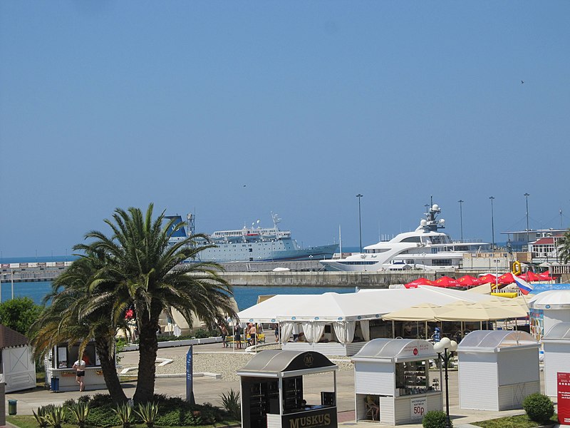 File:Knyaz Vladimir сruise ship, Sea Port of Sochi.jpg