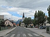 Kranj, Straße mit Kirche (auf dem Weg nach Britof)