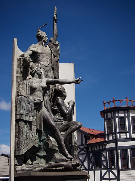 File:Kupe Group Statue.jpg