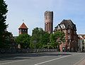 Lüneburg, Altenbrückertorstraße mit Brücke über die Ilmenau, hinten links die Ratswasserkunst, in der Mitte der Wasserturm