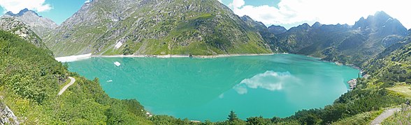 Panoramica del lago e delle vette che lo circondano