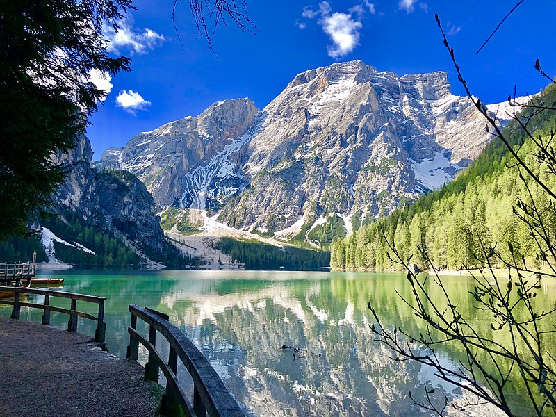 File:Lago di Braies a maggio.jpg