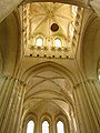 Intérieur d'une abbaye gothique : plus aérée, plus lumineuse, plus haute