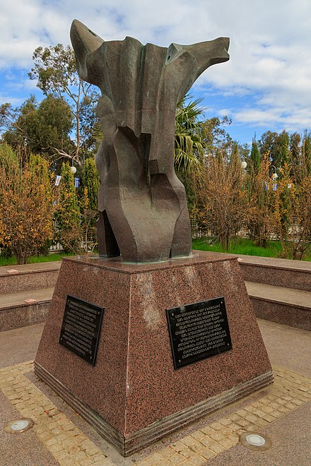 Памятники армянам. Мемориал геноцида армян. Памятник в Армении мемориал. Армения памятник геноциду. Памятник жертвам геноцида армян.