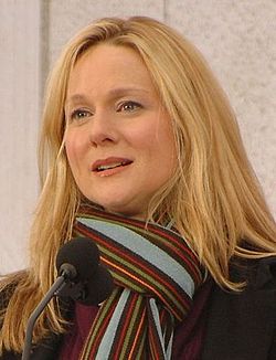 Laura Linney at the Lincoln Memorial, January 2009.jpg