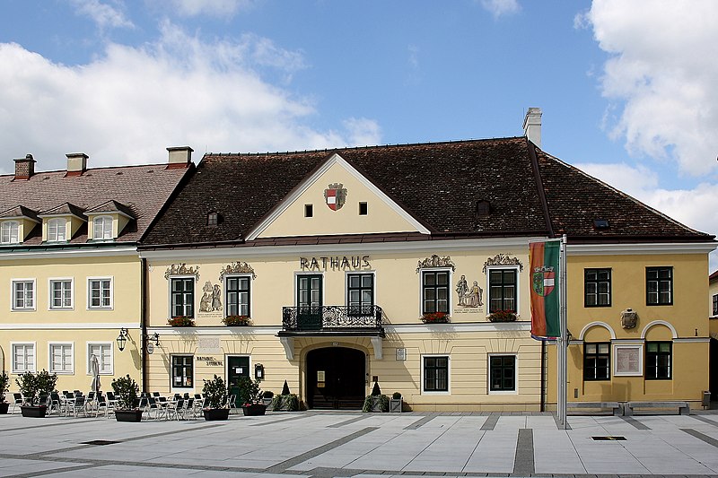 File:Laxenburg Rathaus.JPG