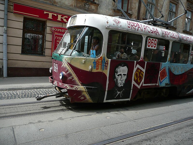 File:Lemberg, Straßenbahn mit Portrait Roman Schuchewytsch.jpg