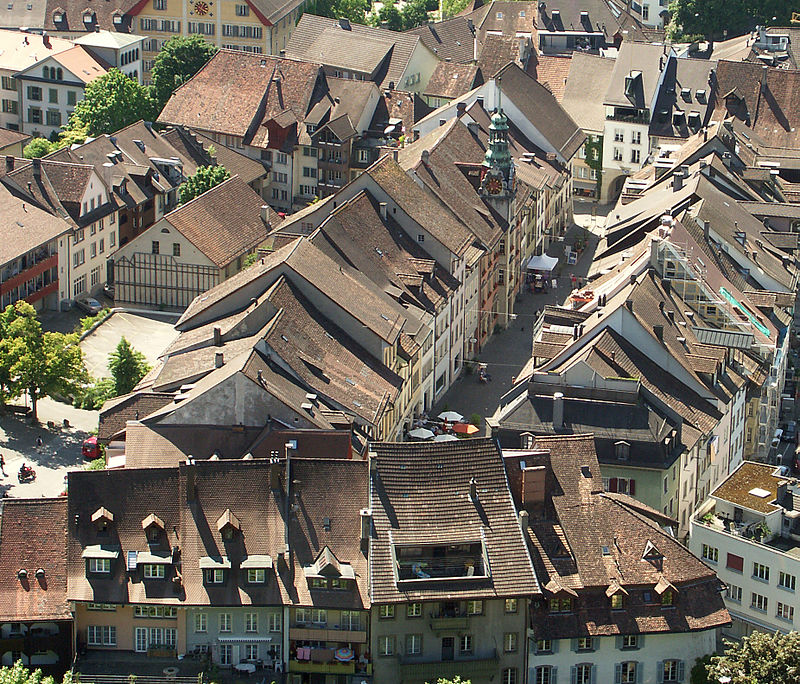 Lenzburg -Altstadt mit Rathaus.jpg