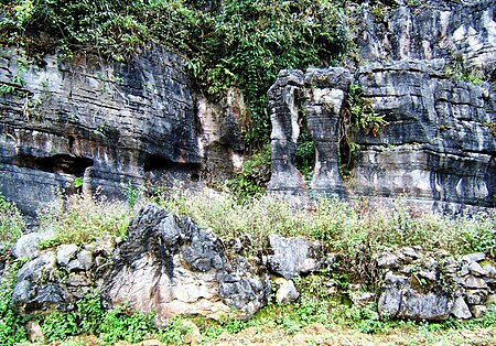 Tập_tin:Limestone_erosion_in_ancient_lake@DongVan_HaGiang_Vietnam.jpg