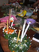 Krathongs bygges på en skive bananpalmestamme, dekoreret med blomster, lys, og røgelsespinde (2005)