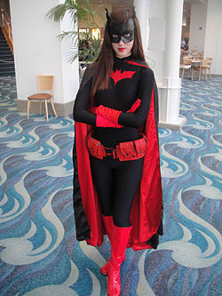 Nainen pukeutuneena Lepakkonaiseksi Long Beachin Comic & Con -festivaaleilla 2011