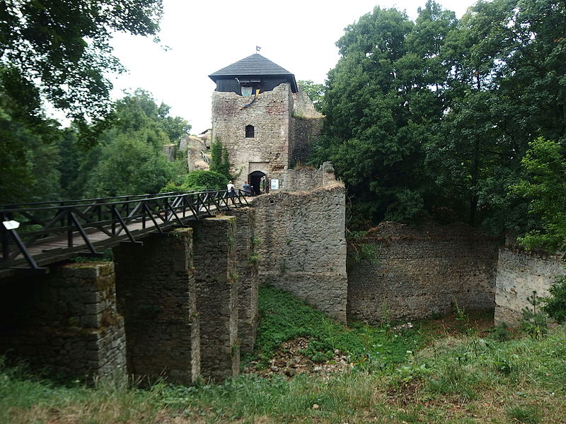 File:Lukov (ZL), hrad 02.JPG