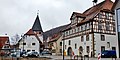 Mönsheim mit Alte Kelter und evangelische Nikolauskirche, erbaut um 1050-1100, mit der Inschrift, Gottes Zeit ist die beste Zeit - panoramio.jpg