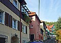 Gartenstadt-Siedlung Sonnenleite: Row of houses, with a sculpture at No. 5, on a hillside