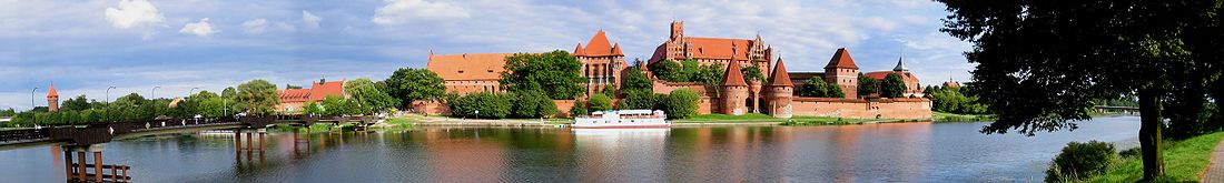 Замъкът Орденсбург Мариенбург в Полша, построен от Тевтонския орден, е типичен пример за тухлен замък, част от т. нар. северногерманска кирпичена готика.[120]
