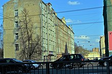 Wohngebäude aus der Stalinzeit. Die Maskavas iela wird an dieser Stelle von einer Schnellstraße geteilt.