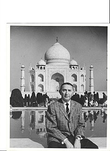 Max Axelrod di depan Taj Mahal.jpg