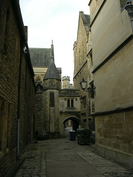 File:Merton college, passage 03.JPG