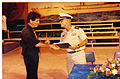 מפקד חיל הים אלוף עמי אילון מוסר למייק אלדר את כתב הצל"ש ליחידת הנחתות אוגוסט 1993.