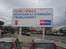 Plakatwand mit blauen und roten Buchstaben auf weißem Hintergrund