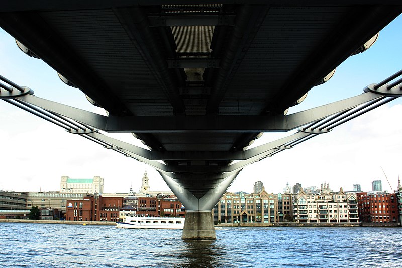 File:Millennium Bridge, London - panoramio (4).jpg