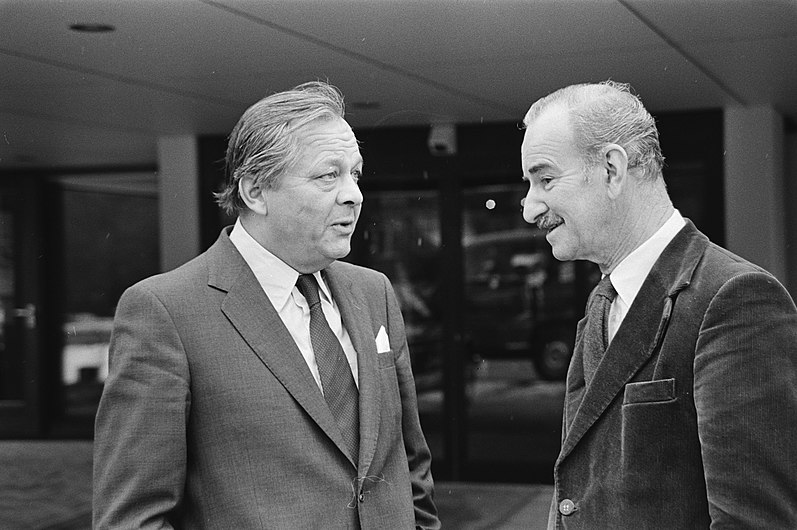 Minister Chris van der Klaauw in gesprek met de Noorse minister van Buitenlandse, Bestanddeelnr 931-2695.jpg