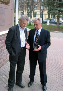 Разговор А. Д. Миронова (на фото слева) и заслуженного лётчика испытателя РФ А. И. Костюка