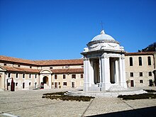 Vista de la plaza, con el templo de San Rocco