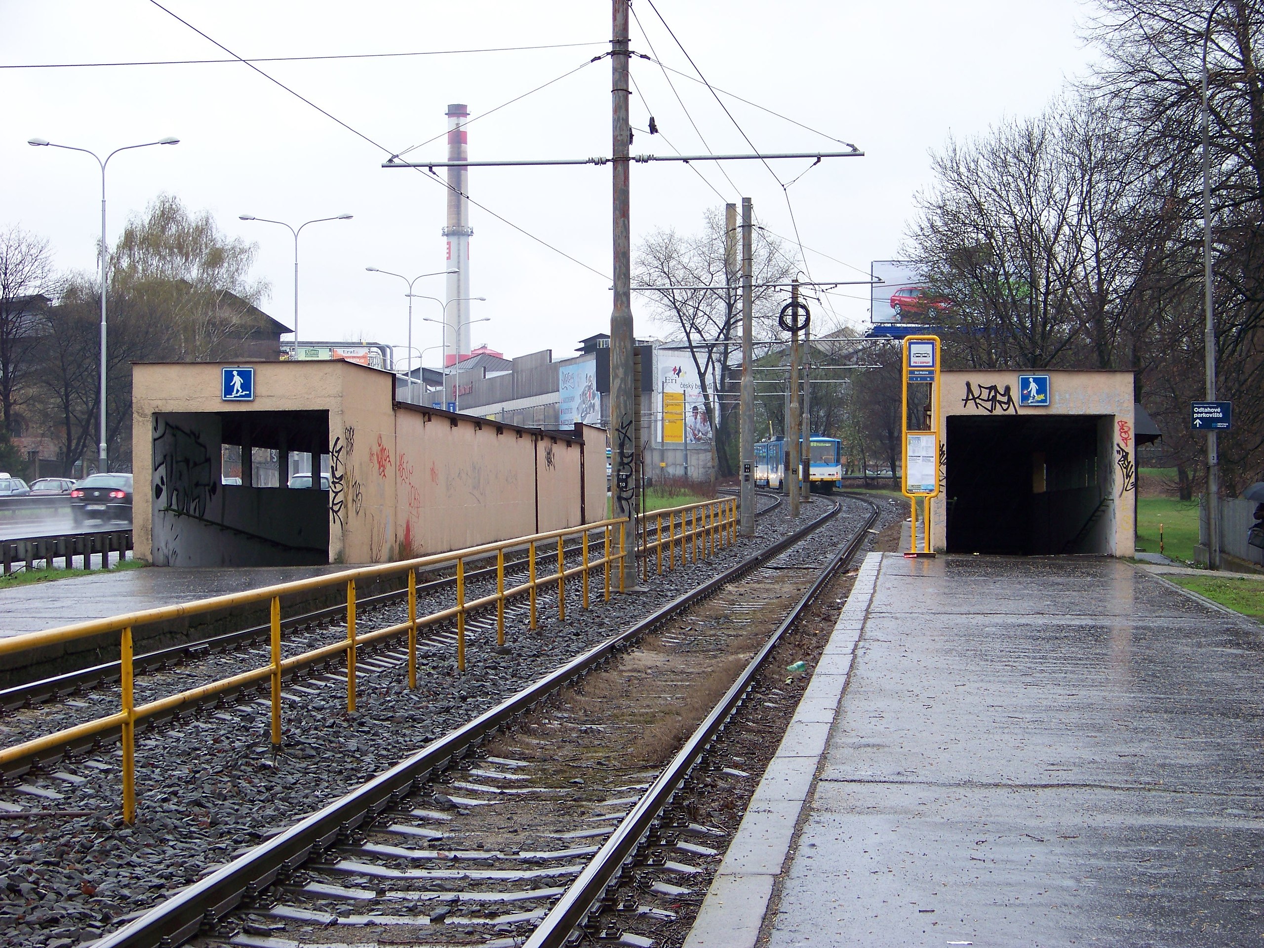 File:Podchod tramvajové trati u zastávky Modřanská škola.jpg - Wikimedia  Commons