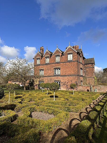 File:Moseley Old Hall - Knot Garden & View of Building.jpg