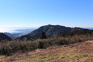 満観峰から望む高草山、その左奥に焼津漁港（2016年2月16日）